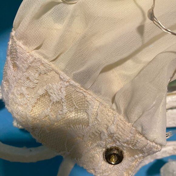 Ladies Top, Off White, Lace and Ruffled hem Size Small - Picture 6 of 7